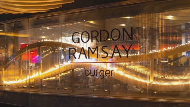 Biển hiệu nhà hàng Gordon Ramsay Burger tại Planet Hollywood, Las Vegas