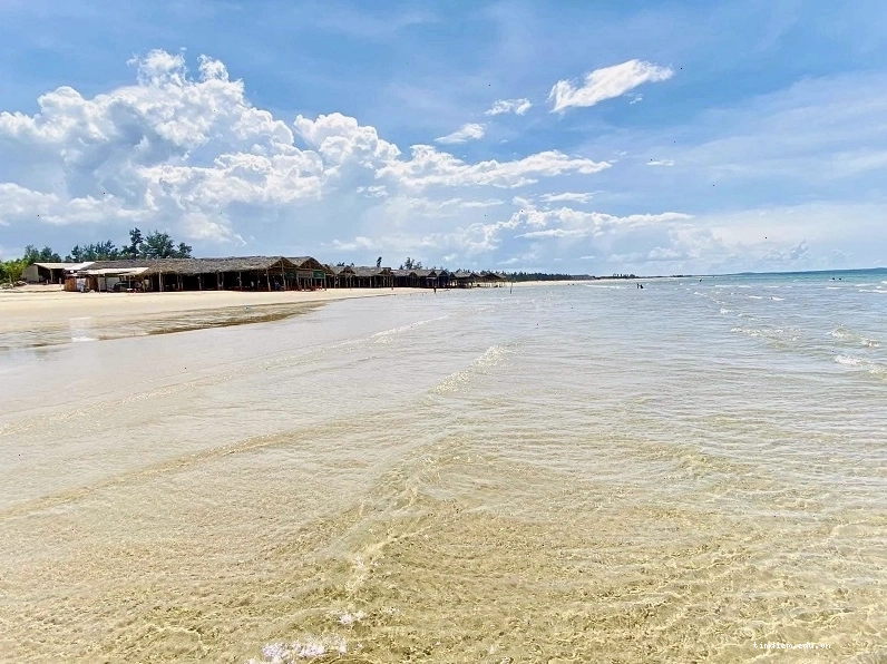 Biển Khe Hai với vẻ đẹp hoang sơ và tĩnh lặng
