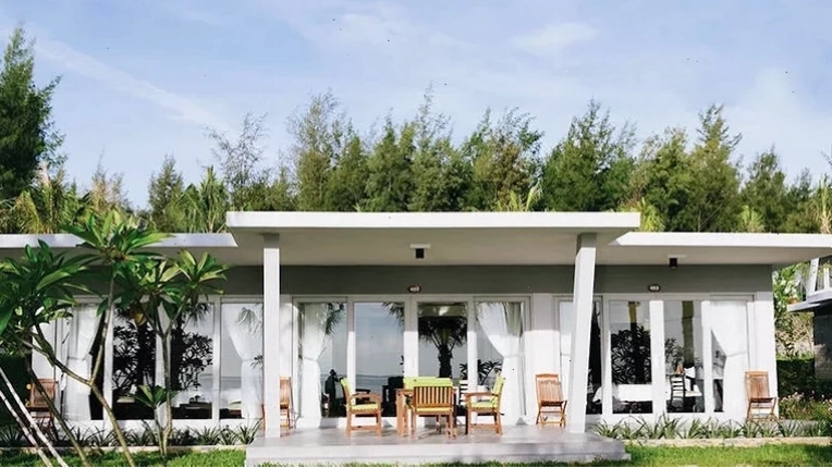 Biển Lăng Cô xanh biếc nhìn từ resort