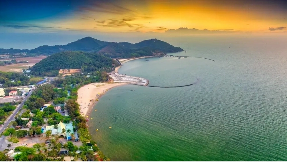 Biển Mũi Nai là địa điểm du lịch miền Tây thơ mộng với bờ cát trắng cong hình cánh cung