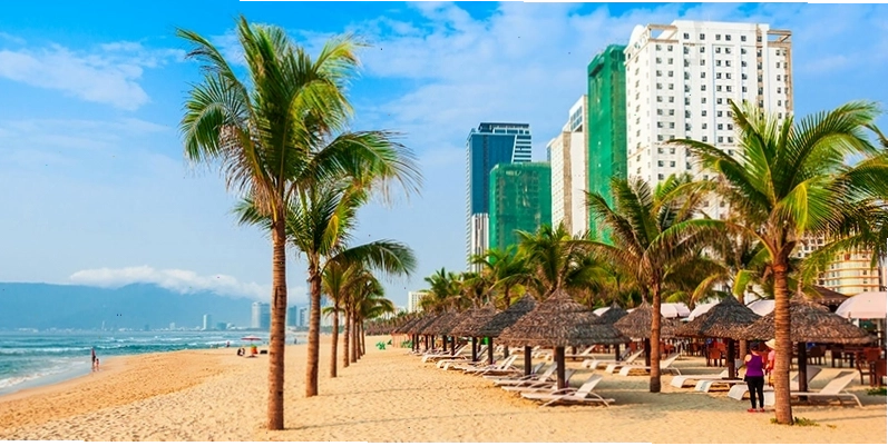 Biển Mỹ Khê Đà Nẵng với bờ cát trắng và làn nước xanh biếc