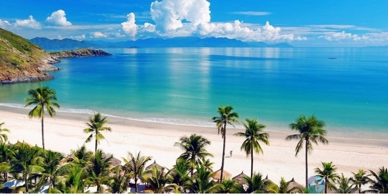 Biển Mỹ Khê Quảng Ngãi với vẻ đẹp dịu dàng, yên ả và bãi cát trắng mịn