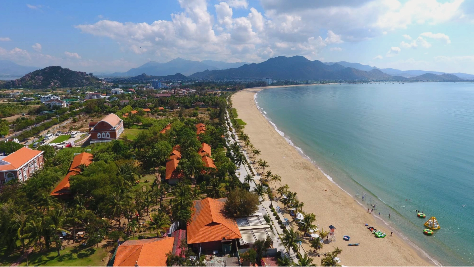 Biển Ninh Chữ mùa hè với nắng vàng rực rỡ