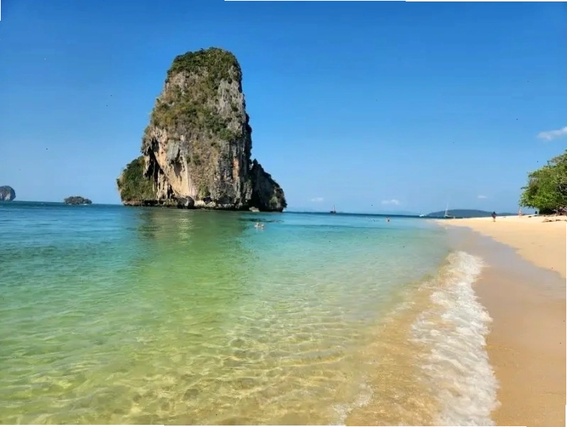 Biển Phra Nang với vách đá ấn tượng