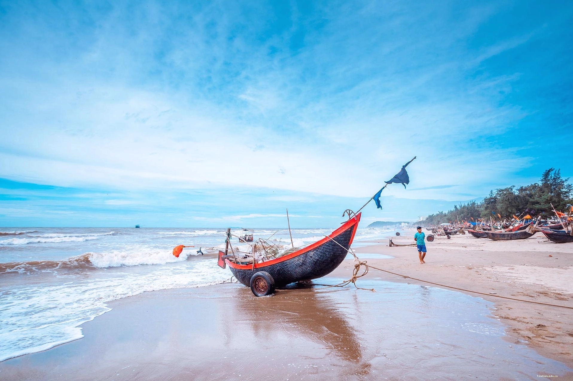 Biển Sầm Sơn Thanh Hóa với bờ cát trắng mịn và làn nước trong xanh