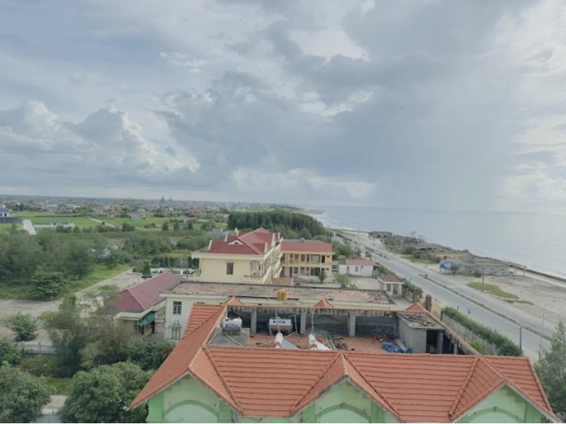 Bờ biển Hải Thịnh với cát trắng mịn và làn nước trong xanh