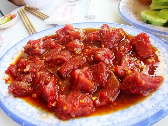 Bò nướng Lạc Cảnh ăn kèm rau tươi và bánh mì nướng giòn
