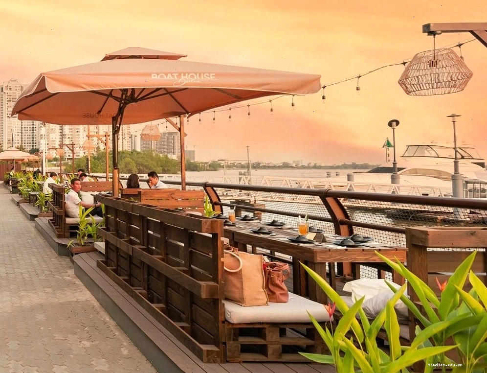 Boat House Bistro có tầm nhìn ra sông Sài Gòn ngắm hoàng hôn siêu đẹp