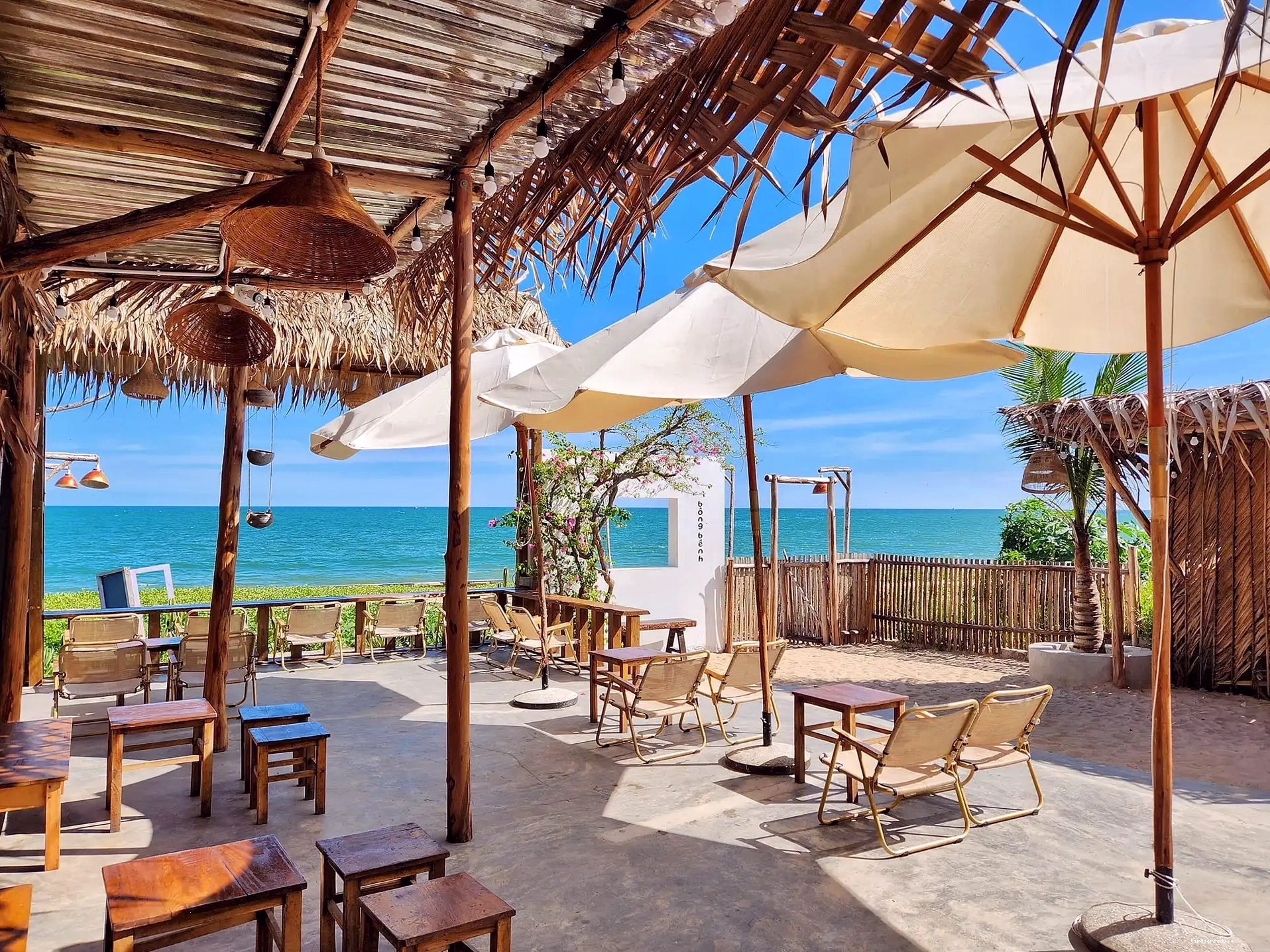 Bồng Bềnh Cafe Phan Thiết nổi bật với không gian mở và cổng trắng