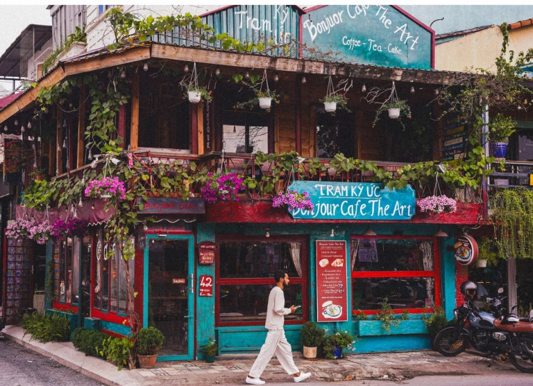 Bonjour Cafe The Art: Góc Paris Lãng Mạn Tại Quận 2
