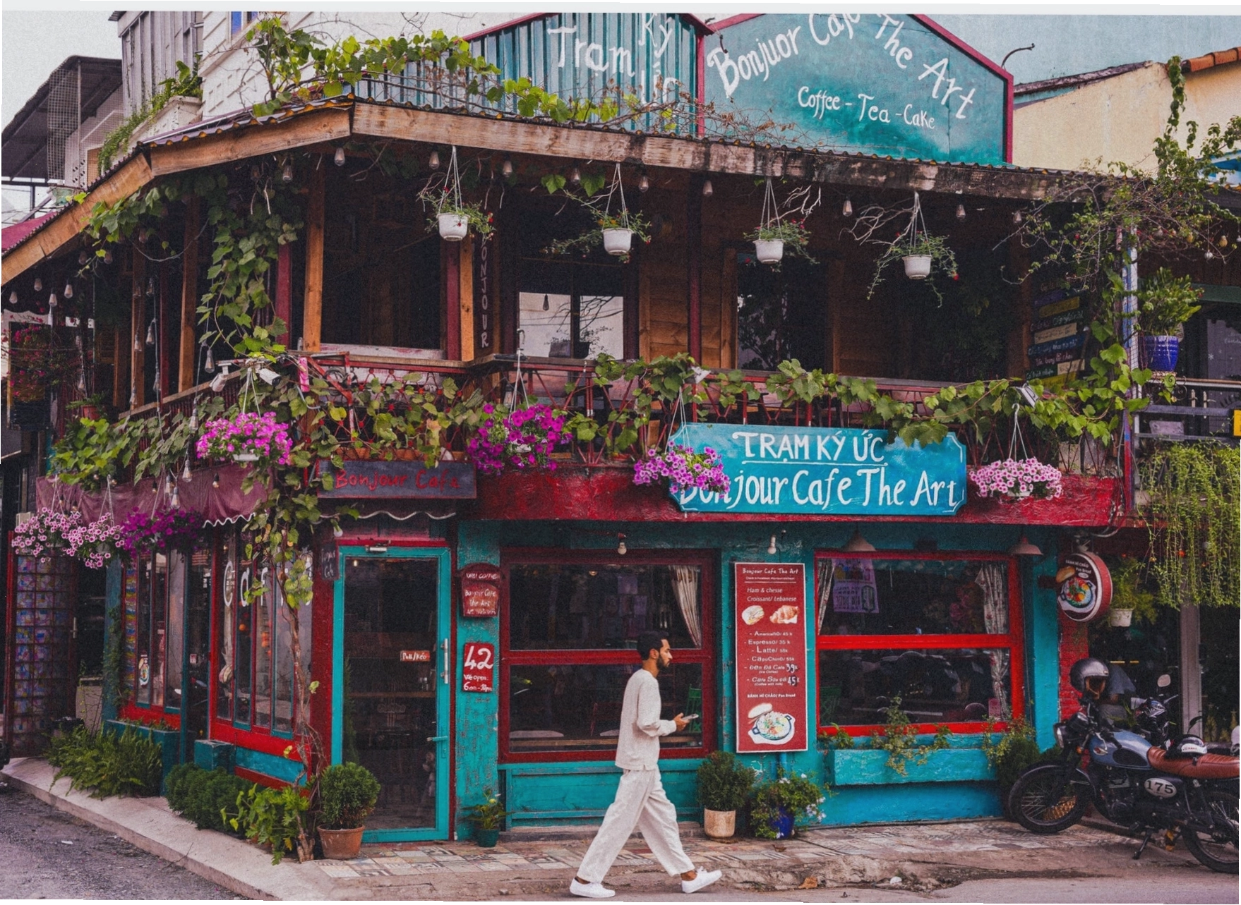 Bonjour Cafe The Art nằm tại địa chỉ 42 Thảo Điền, Quận 2