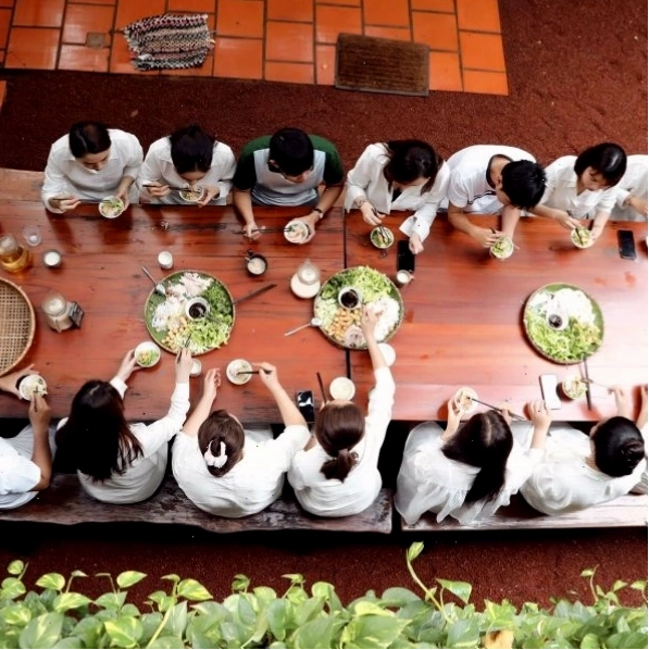 Bữa ăn gia đình ấm cúng tại Bà Đất Eco Homestay