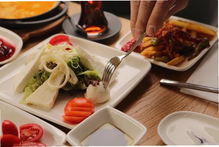 Bữa sáng thịnh soạn với ánh sáng tự nhiên, lý tưởng cho ảnh đi ăn nhà hàng