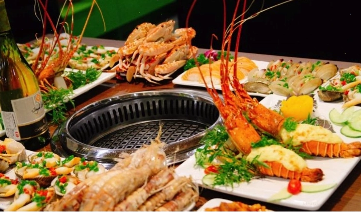 Buffet Chef Dzung với không gian rộng rãi và nhiều món ăn hấp dẫn