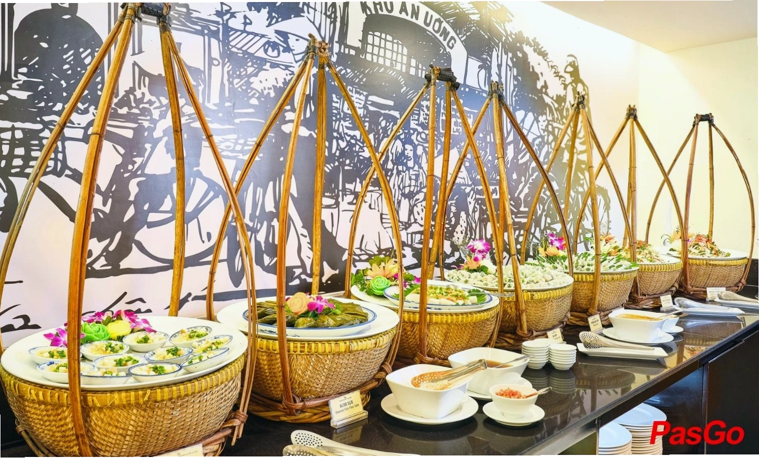 Buffet Gánh - Khách Sạn Bông Sen phục vụ món Việt