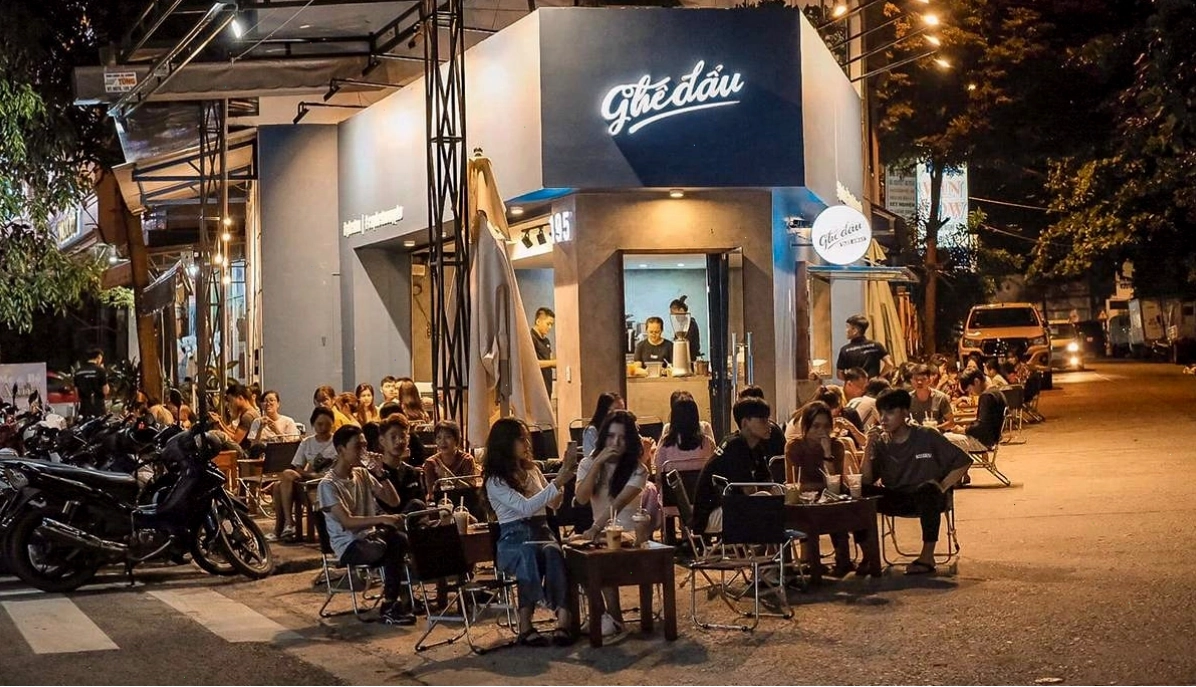 Buổi tối tại Quán Cafe Ghế Đẩu Kon Tum
