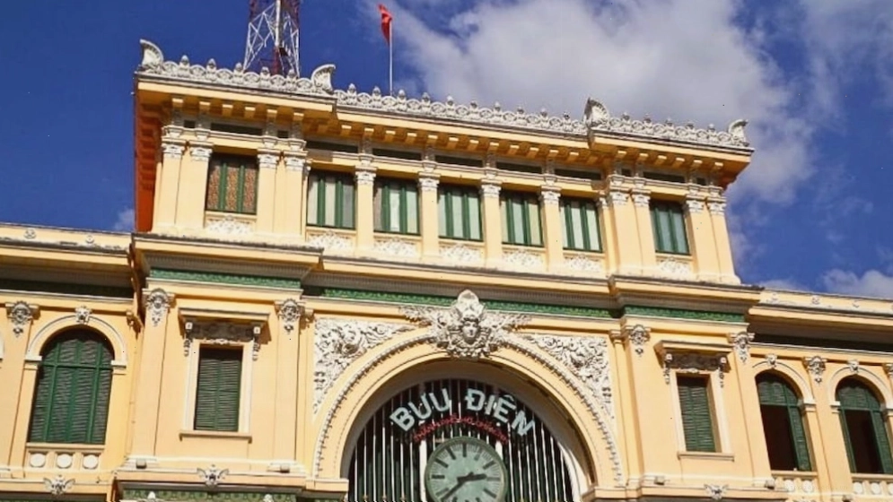 Bưu điện Trung tâm Sài Gòn cách Công viên 30/4 5 phút đi bộ