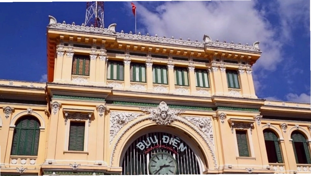 Bưu điện Trung tâm Sài Gòn cách công viên 5 phút đi bộ