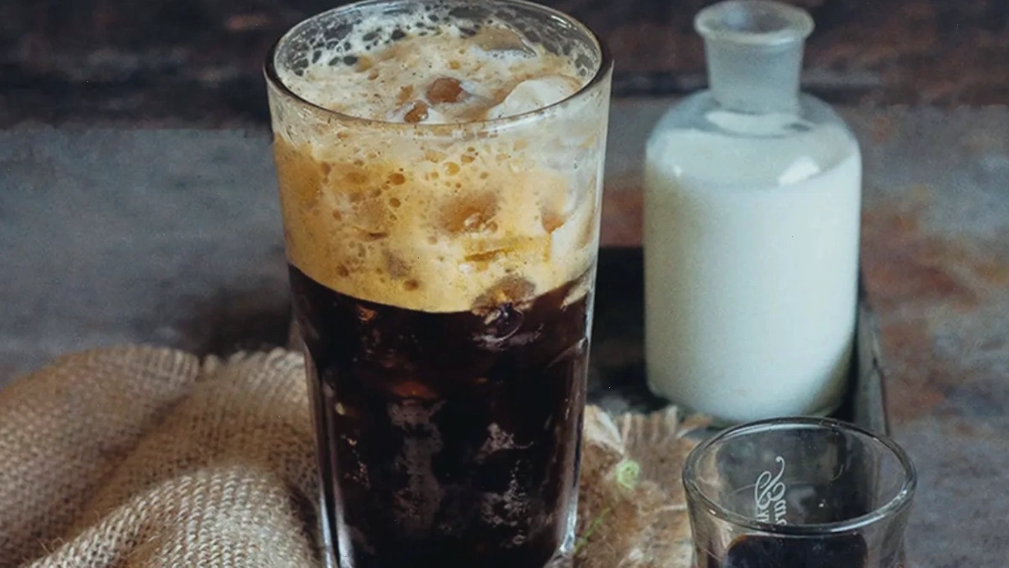 Cà phê sữa đá và cà phê đen nóng