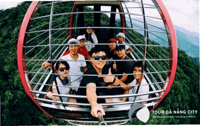 Cabin cáp treo trên đường lên đỉnh Bà Nà