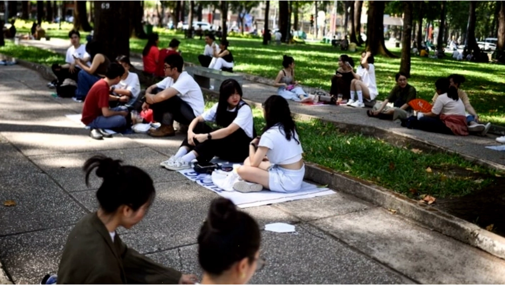 Các bạn trẻ tụ tập trò chuyện và học tập tại công viên 30/4