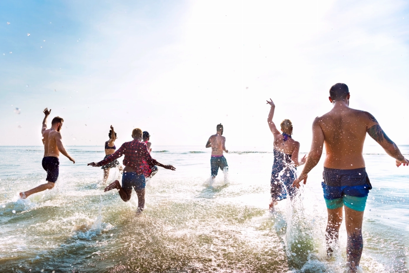 Các bạn trẻ vui đùa trên bãi biển Bikini