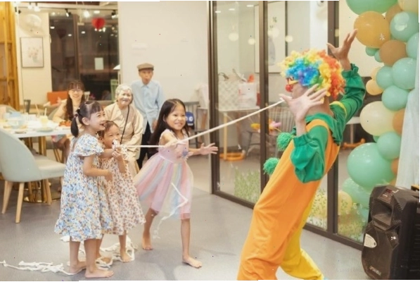 Các bé thỏa thích vui chơi và giao lưu kết bạn tại khu vui chơi của quán cafe