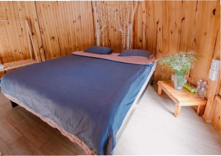 Các căn homestay dạng chum rượu được bố trí ngẫu hứng trong khuôn viên xanh mát