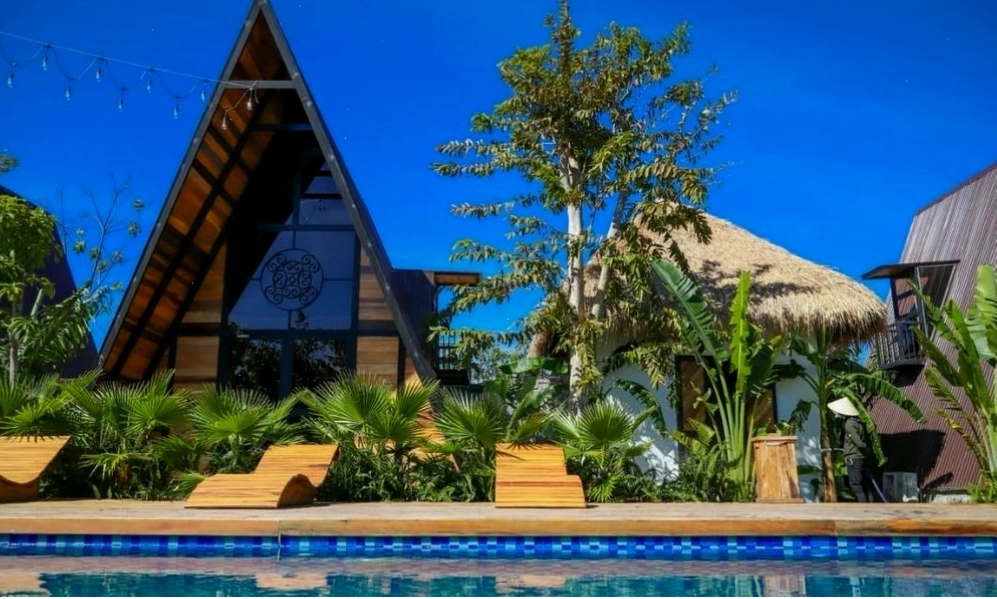 Các căn nhà view hồ bơi hoặc sân vườn tại Tiên Sơn Pleiku Homestay