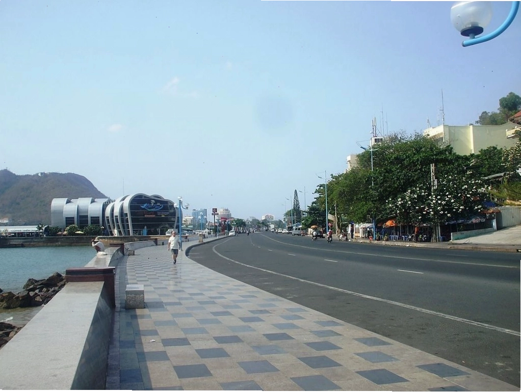 Các cung đường của Bãi Trước rất đẹp và lãng mạn, phù hợp để đi dạo.