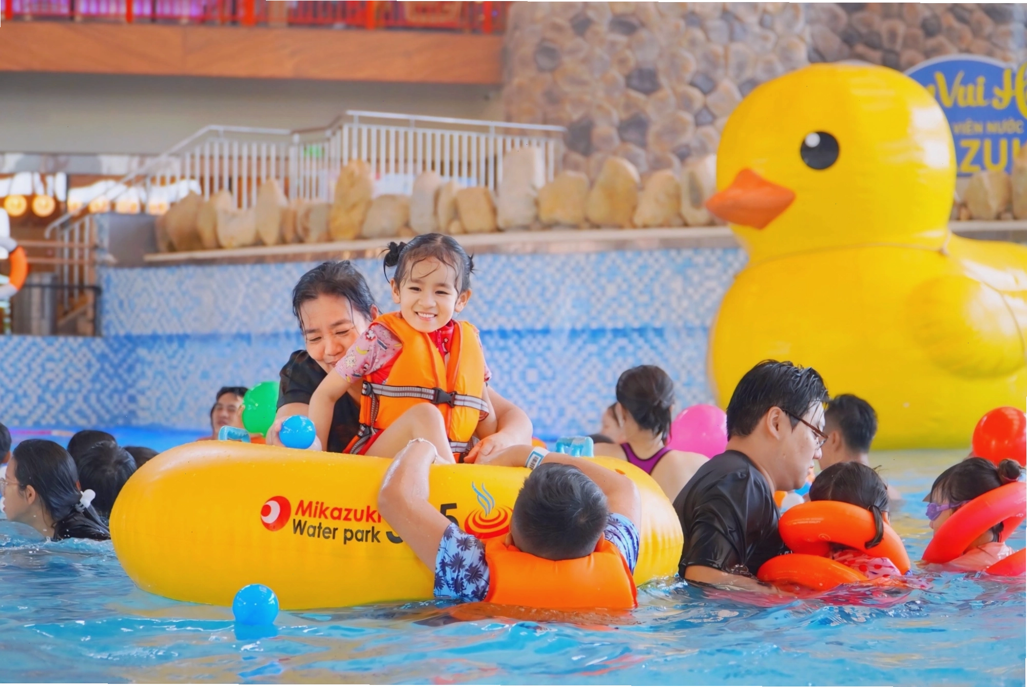 Các gia đình thư giãn tại khu vực công viên nước trong nhà