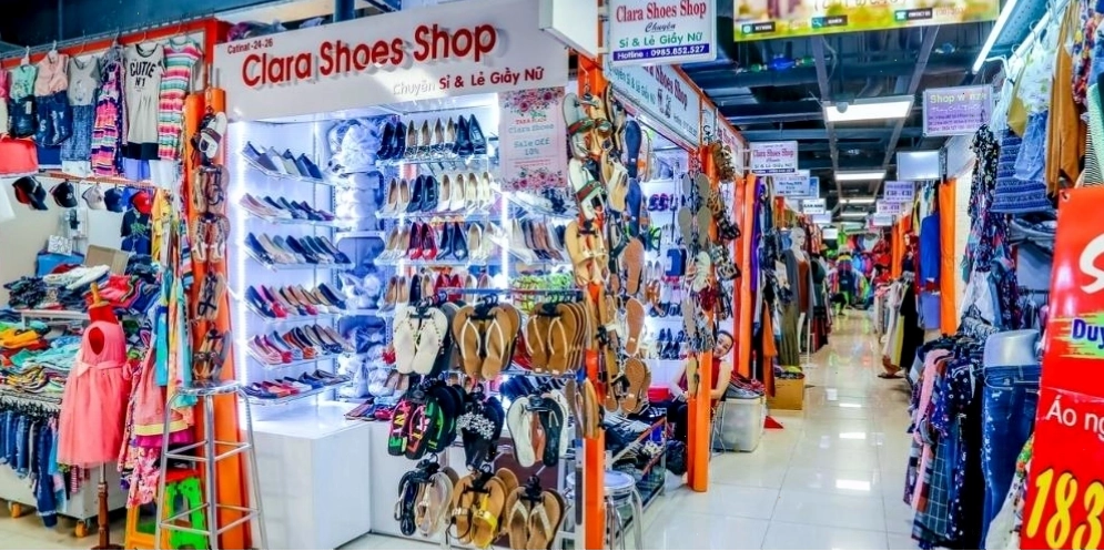 Các gian hàng mua sắm tại Taka Plaza gần Công viên 23/9