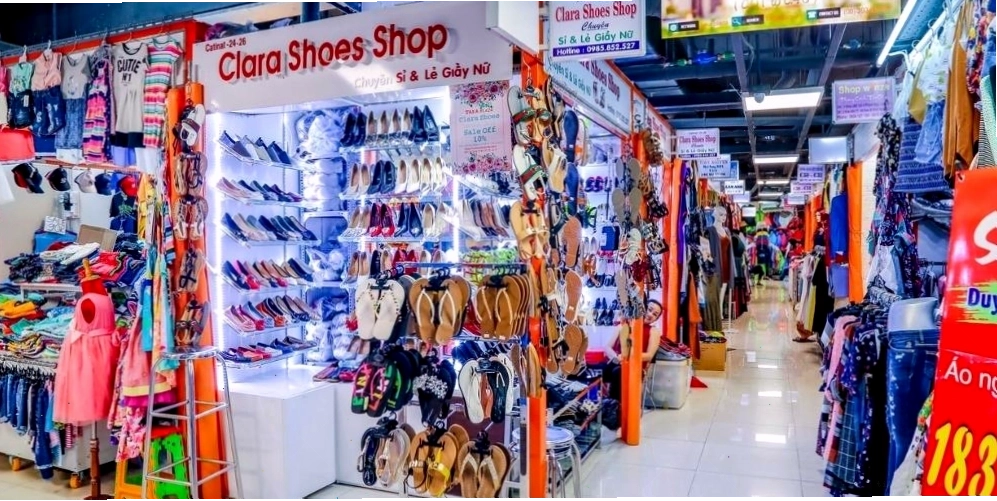 Các gian hàng tại Taka Plaza