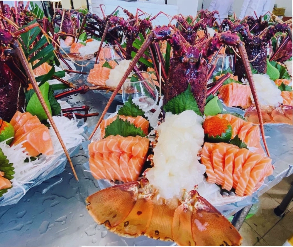 Các loại hải sản tươi sống được bày biện đẹp mắt tại Nhà hàng Cua Vàng