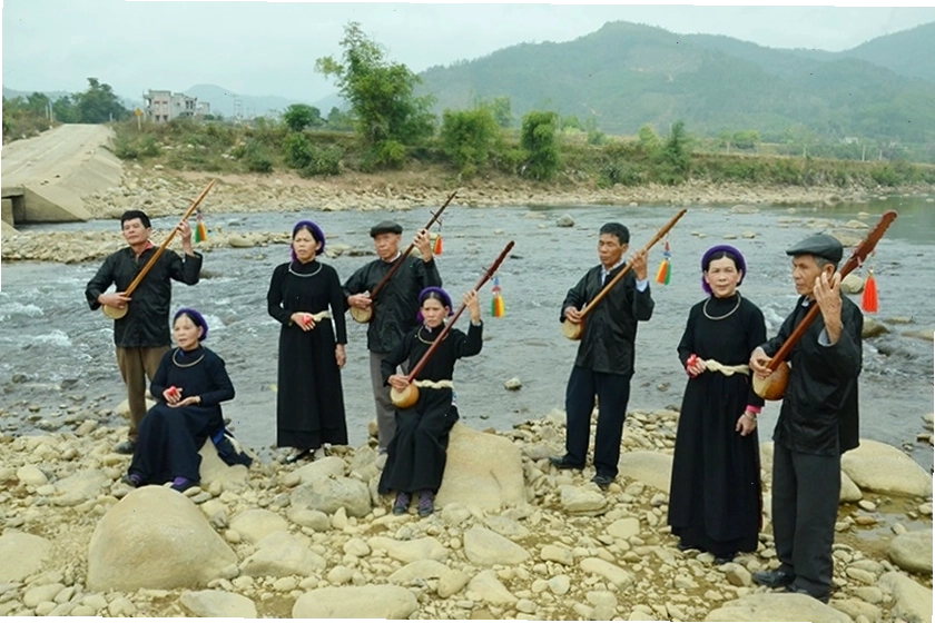Các màn biểu diễn văn nghệ địa phương tại Thác Mơ