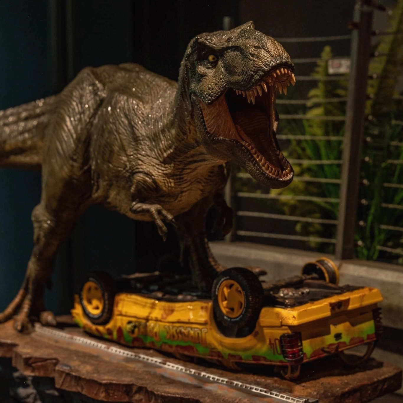 Các mô hình khủng long đa dạng tại Dino Cafe tái hiện khung cảnh trong phim
