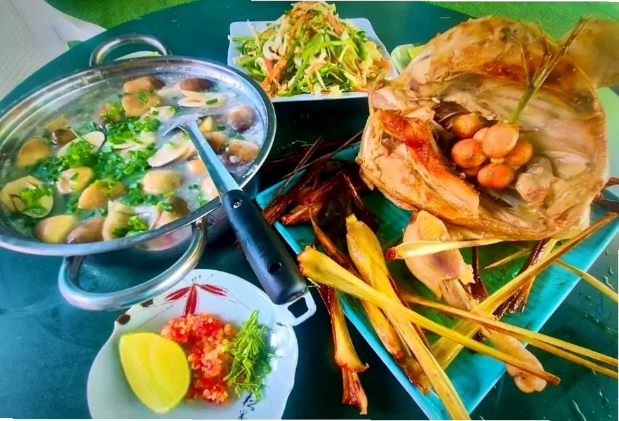 Các món ăn đa dạng tại khu ẩm thực Công viên nước Củ Chi