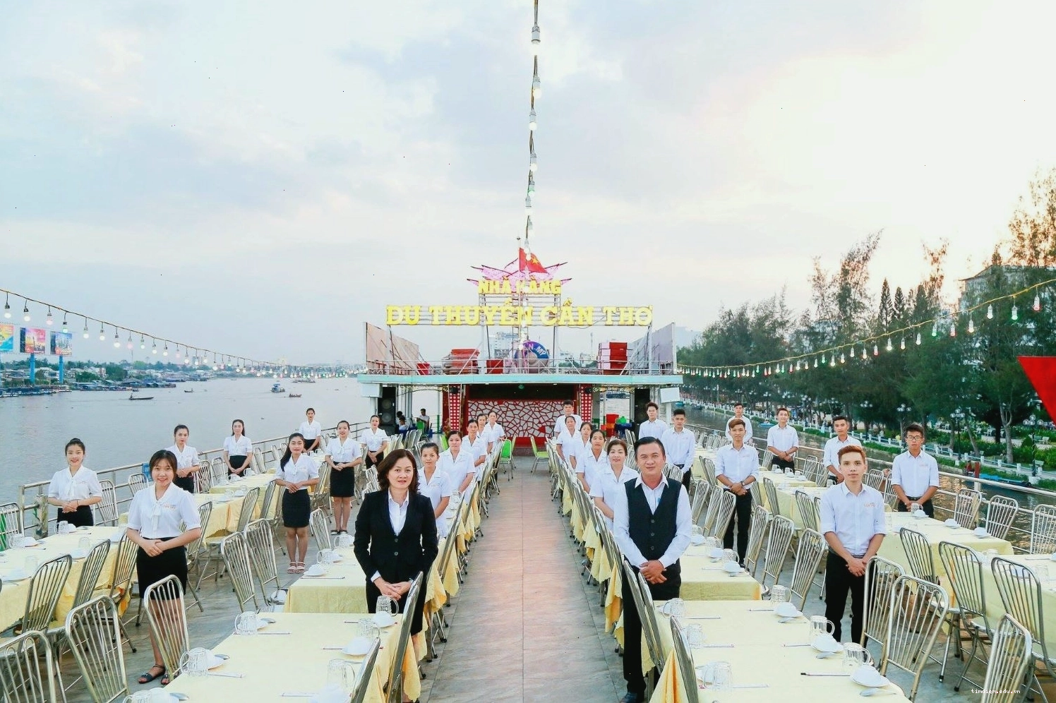 Các món ăn hấp dẫn tại nhà hàng du thuyền Cần Thơ