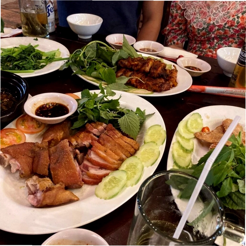 Các món ăn hấp dẫn tại Nhà hàng Sân Vườn Bên Sông