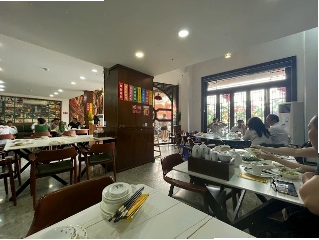 Các món dimsum đa dạng bày trên bàn tại Hào Huê Quán