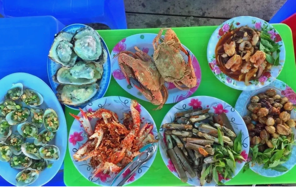 Các món hải sản tươi ngon được bày bán tại biển Tân Thành