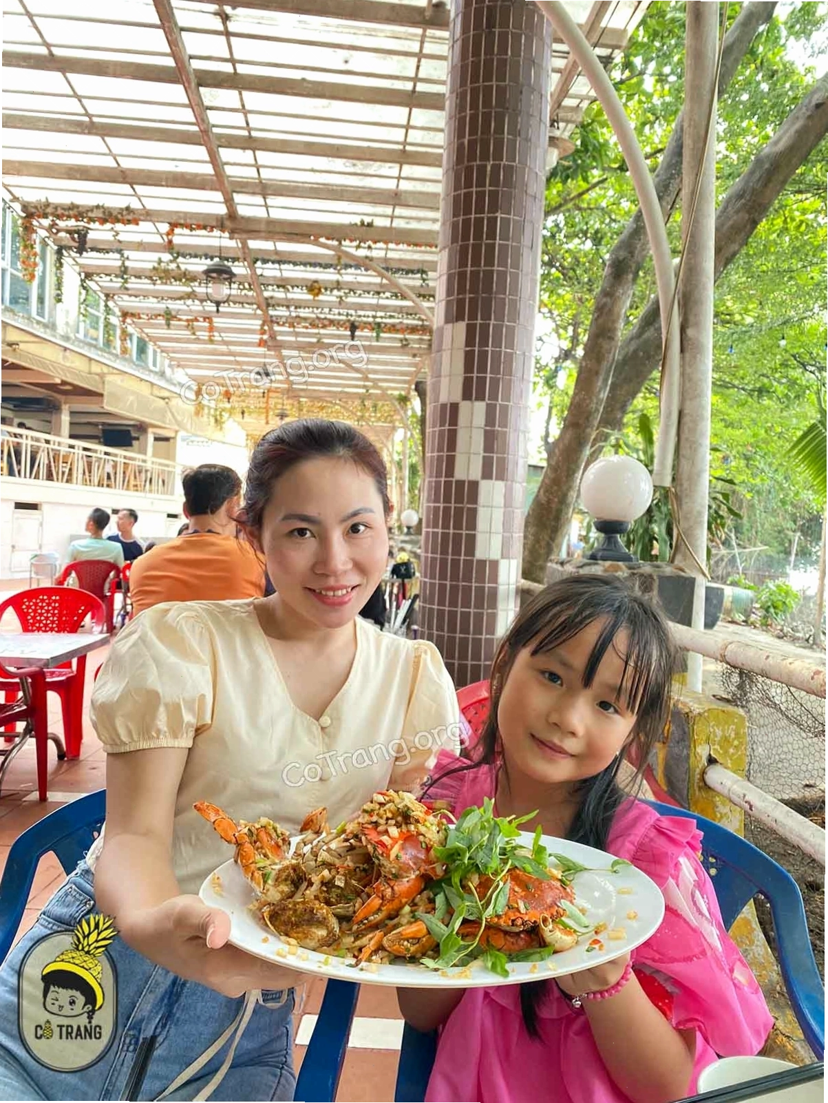 Các món hải sản tươi sống bày trên đá