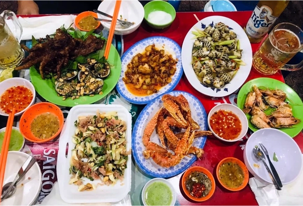 Các món ngon tại phố ẩm thực Vĩnh Khánh