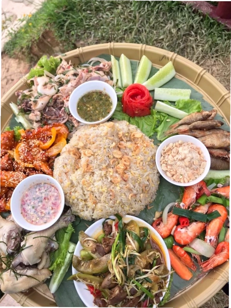 Các sản phẩm đặc sản địa phương tại quầy lưu niệm Suối Đá