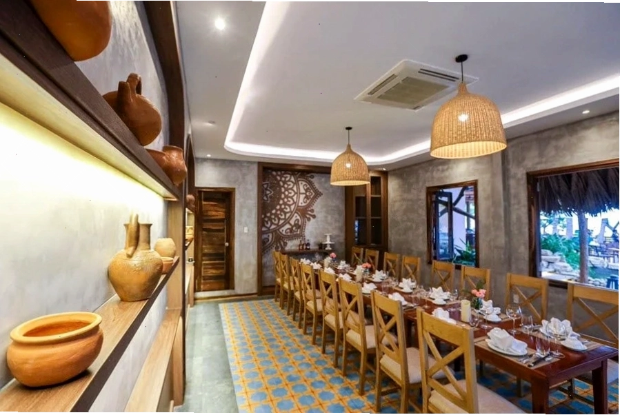 Cách bày trí sang trọng tại nhà hàng Bốn Mùa, tạo không khí ấm cúng và đẳng cấp