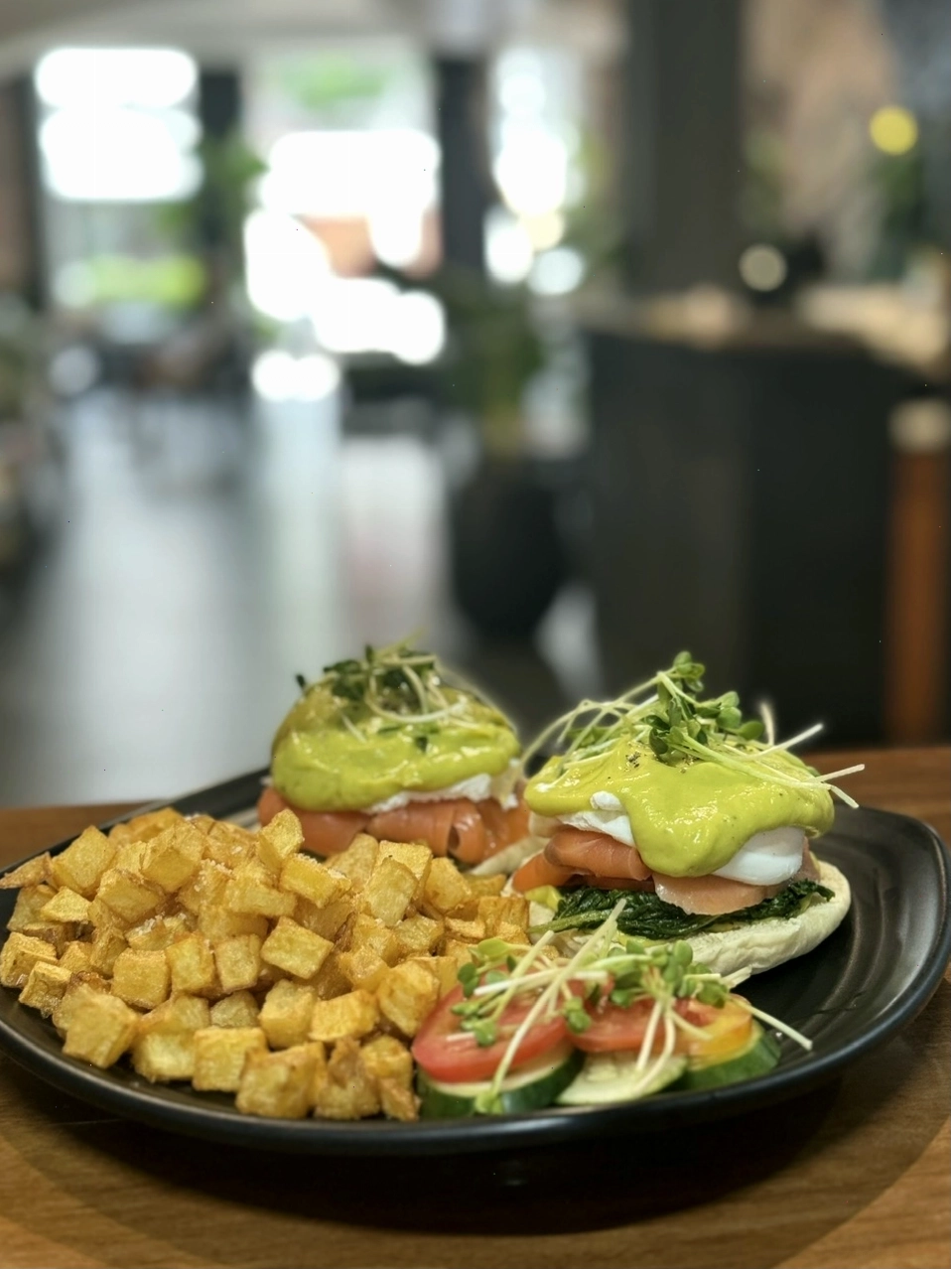 California Benedict với sự kết hợp của avocado và cà chua