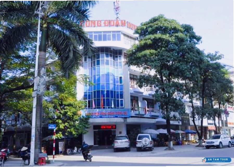 Cận cảnh ban công phòng khách sạn với view biển