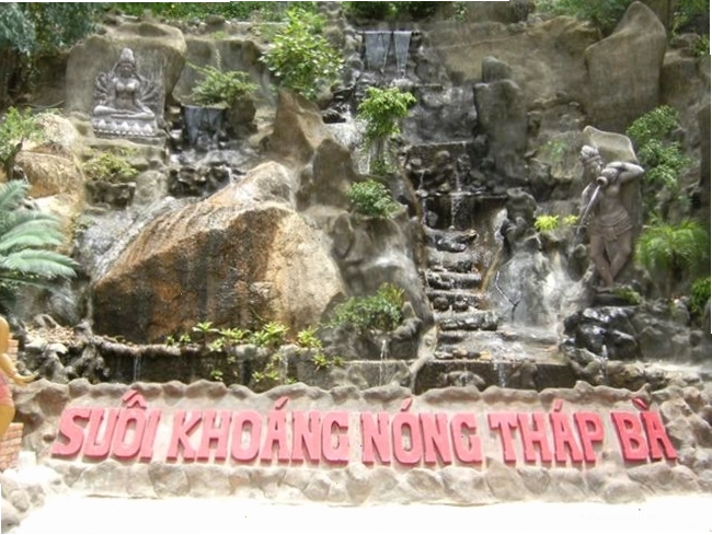 Cận cảnh dòng chữ Suối khoáng nóng Tháp Bà Nha Trang trên bảng hiệu