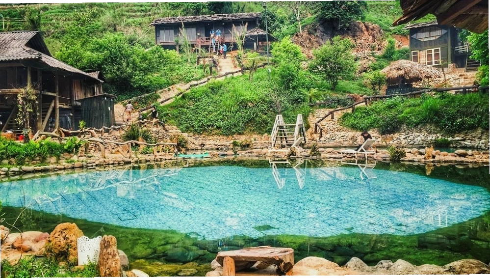 Cận cảnh dòng nước khoáng nóng bốc hơi nghi ngút