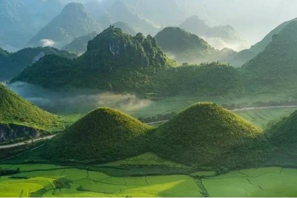 Cận cảnh hình dáng Núi Đôi Quản Bạ nhìn từ xa